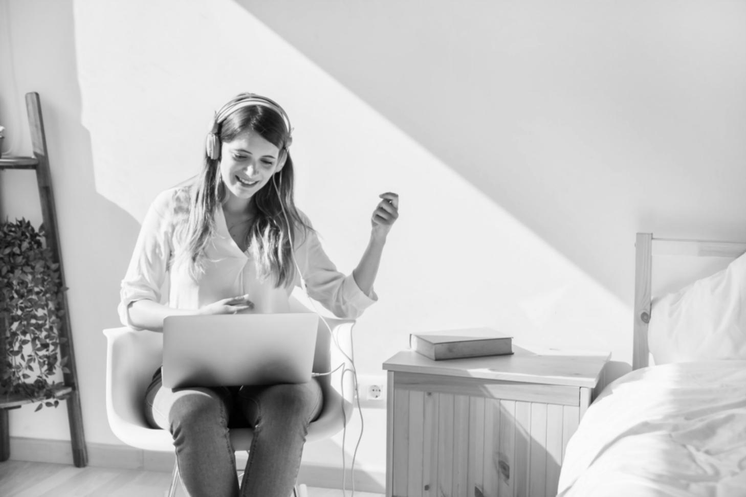 Professionnels analysant des données financières lors d'une formation